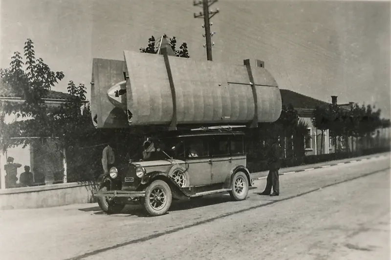 Am Morgen des 31. Juli 1933 wurde das Segelflugzeug auf das einzige Taxi in Clauzetto verladen und für die Flugerprobung in die Moorlandschaft von Sequals gebracht.