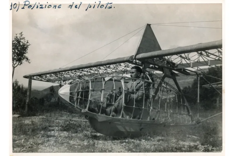 Ugo Zannier zeigt die Position des Piloten im Inneren des Segelflugzeugs. Ein stromlinienförmiges Cockpit ist ersichtlich, ein Novum für ein Segelflugzeug.