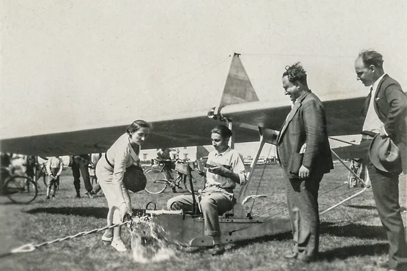 Frau Giacomina Avon, die Schirmherrin der Veranstaltung, taufte das Segelflugzeug mit einer Flasche italienischen Sekt unter den Augen von Ugo Zannier und Ingenieur Brovedani.