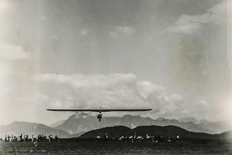 Das Segelflugzeug im Flug vor den Augen der vielen Anwesenden. An diesem Tag wurden mehrere Teststarts durchgeführt, die allesamt erfolgreich waren. Das Segelflugzeug konnte über 200 m weit gleiten!