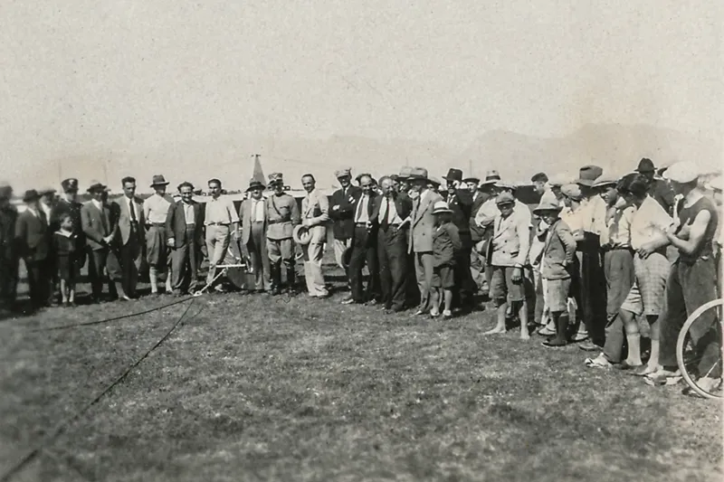 The first test flight was supposed to take place in a completely private manner, but already at 8 o’clock in the morning the glider is surrounded by many citizens and authorities.