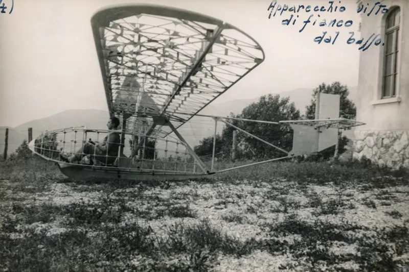 Ugo Zannier und sein Segelflugzeug “Friuli” im Hof der Zeichenschule von Clauzetto. Das Flugzeug war 4 m lang und hatte eine Flügelspannweite von 12 m.