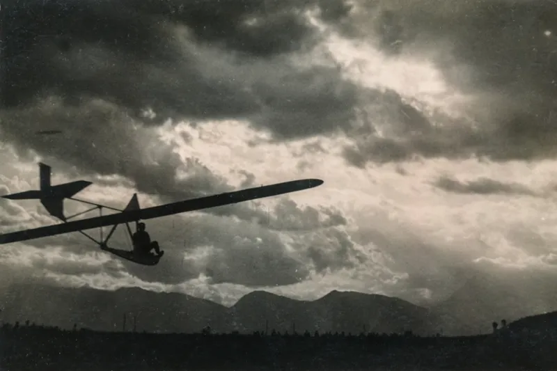 Ugo Zannier im Flug mit seinem Segelflugzeug.